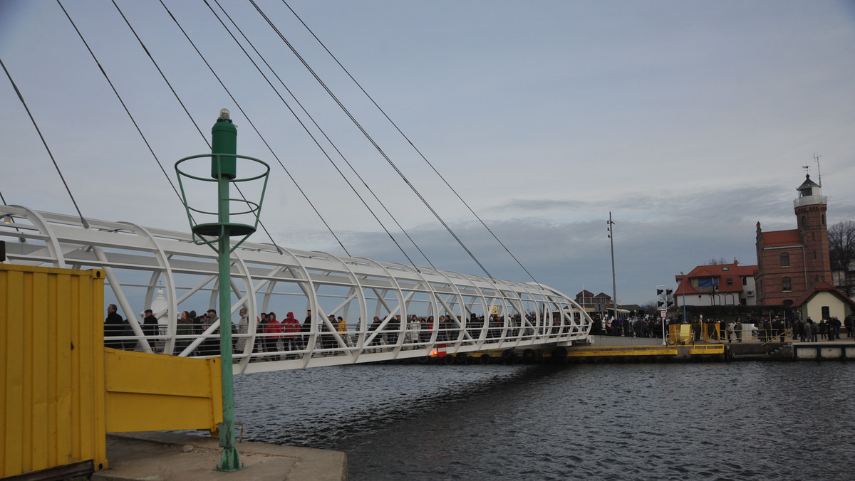 W czwartek w Ustce (Pomorskie) uruchomiono obrotową kładkę dla pieszych łączącą dwa brzegi kanału portowego. Inwestycja kosztowała 4,39 mln zł. Głównym źródłem finansowania była unijna dotacja z Programu Operacyjnego Ryby 2007-2013.