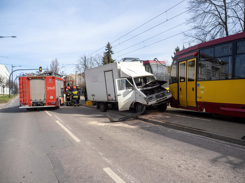 Łódź. Dostawczak zderzył się z tramwajem