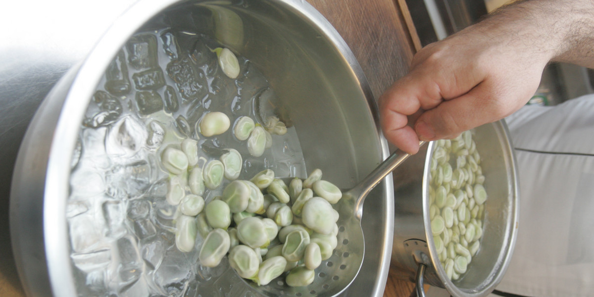 Przygotowanie sałatki z bobu