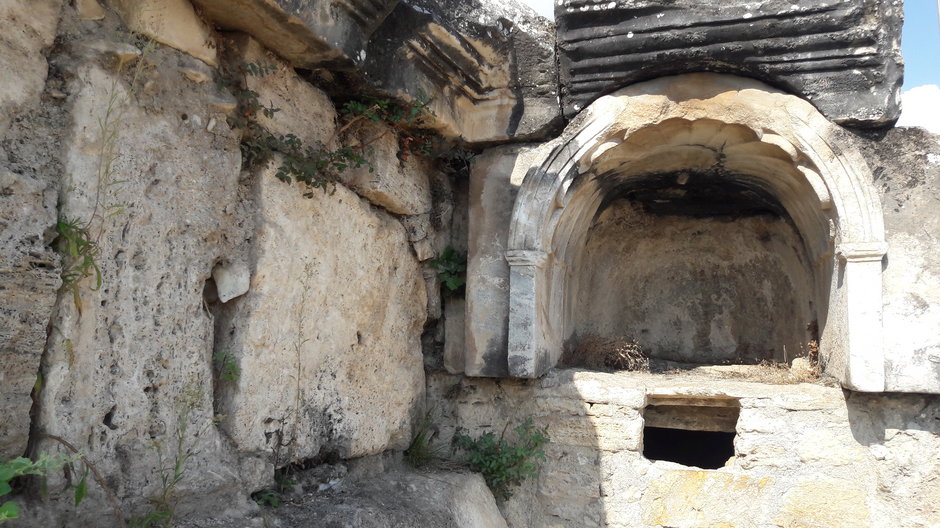 Brama Piekieł (łac. Plutonium) w starożytnym mieście Hierapolis w Pamukkale