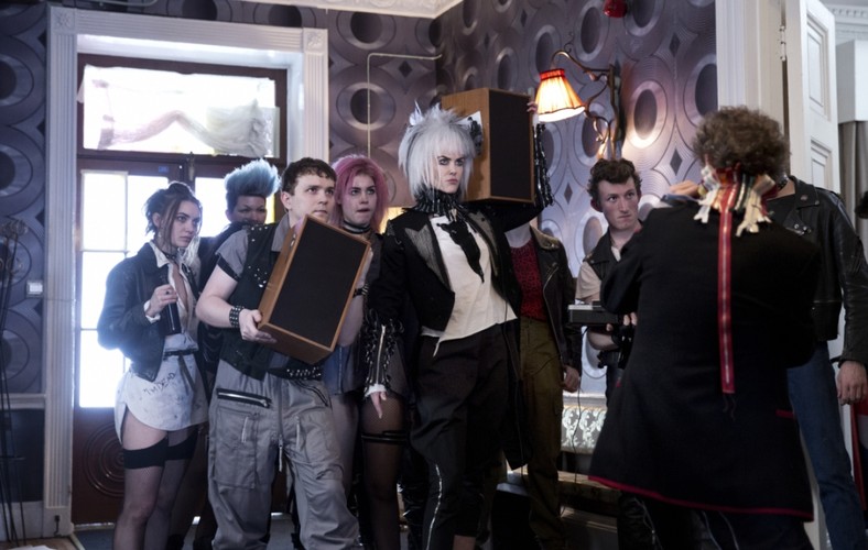 <strong>„Jak rozmawiać z dziewczynami na prywatkach”, reż. John Cameron Mitchell</strong>
<br><br>
Fantastyczny John Cameron Mitchell wraca z filmem, który już wkrótce będzie kultowy, jak przed laty jego „Cal do szczęścia”. Inaczej być nie mogło: są kosmici i komiksy, Neil Gaiman i Londyn w latach 70., punk i Nicole Kidman jako jego królowa. Prawdziwa jazda bez trzymanki.
<br><br>
OPIS
<br><br>
Brytyjskie przedmieścia w późnych latach 70. ubiegłego wieku, czasach narodzin punka. Enn jest typowym nastolatkiem, który chce założyć zespół i mieć dziewczynę. Na to ostatnie jest szansa, kiedy na imprezie poznaje eteryczną Zan. Dziewczyna uważa, że punk pochodzi z innej planety. Wygląda na to, że coś jest na rzeczy…  Historia o narodzinach punka, ekscytującej pierwszej miłości i największej tajemnicy wszechświata: jak rozmawiać z dziewczynami na prywatkach. Pełna absurdalnego humoru ekranizacja opowiadania Neila Gaimana pod tym samym tytułem. Premiera na tegorocznym festiwalu w Cannes.
<br><br>
PROJEKCJE
<br><br>
Kinoteka 4: piątek, 13 paź 19:00<br><br>
Kinoteka 4: sobota, 14 paź 16:30<br><br>
Multikino 1: środa, 18 paź 18:30<br><br>
Kinoteka 4: sobota, 21 paź 21:30<br><br>