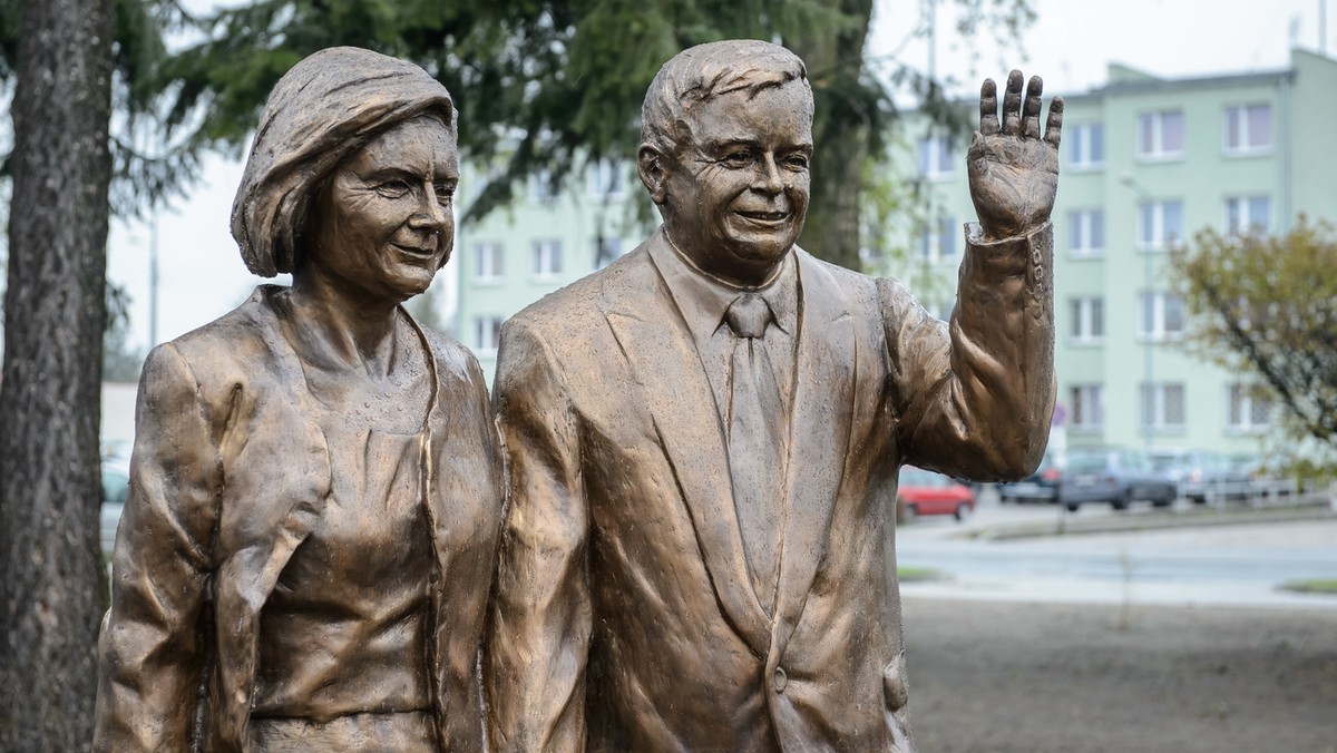 Politycy PiS z Jarosławem Kaczyńskim na czele oraz mieszkańcy Białej Podlaskiej uczestniczyli w oficjalnym odsłonięciu pomnika Marii i Lecha Kaczyńskich. Było to możliwe dzięki społecznemu komitetowi, który zebrał ponad 200 tys. zł. Prezes PiS wyraził nadzieję, że wkrótce podobne pomniki staną w innych polskich miastach, m.in. w Warszawie.