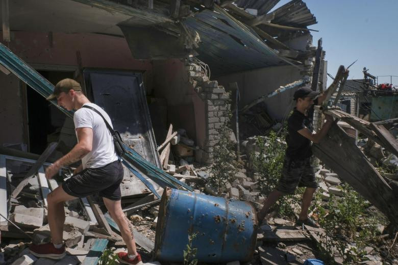 Mieszkańcy Wremiwki przeszukują ruiny swoich domów, lipiec 2023 r.