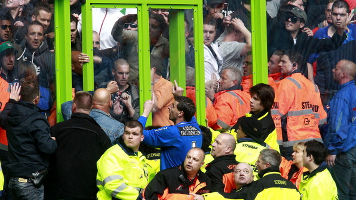 Gabor Babos, bramkarz i kapitan NEC Nijmegen, po ostatnim meczu, który jego drużyna przegrała z Vitesse  Arnhem, musiał uspokajać kibiców! Piłkarz był w trakcie udzielania wywiadu, jednak zachowanie kibiców zaniepokoiło go tak bardzo, że musiał wkroczyć do akcji...