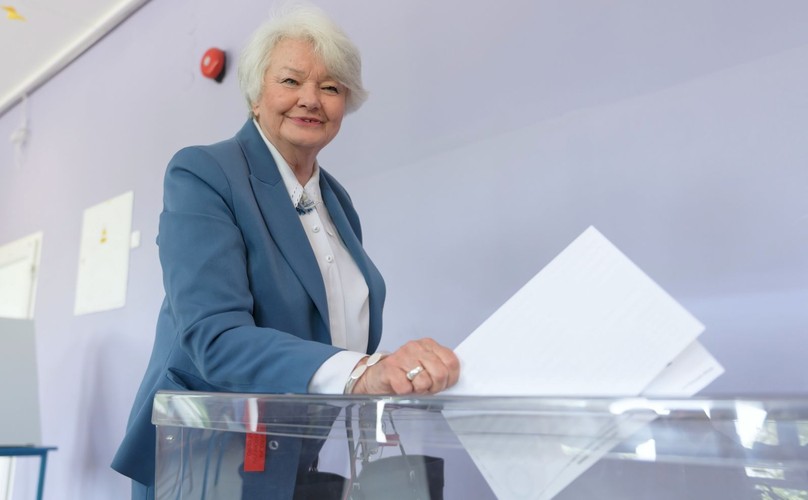 Europoseł Krystyna Łybacka głosuje w Obwodowej Komisji nr 113 w Poznaniu