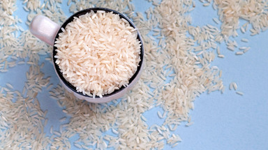 Włóż do szafy kubek ryżu. Genialny trik, który warto znać