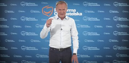 Donald Tusk przeliczył nad stołem plik banknotów i zaatakował PiS