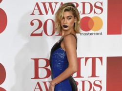 Suknia za 50 tys. złotych i czarne usta. Najseksowniejsza kobieta świata gwiazdą ścianki na BRIT Awards. FOTO