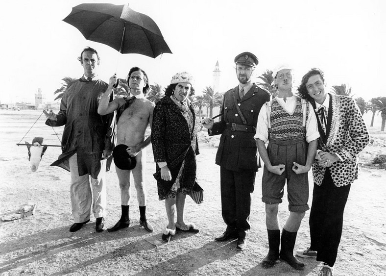 Wszyscy członkowie Monty Pythona. Terry Jones trzeci od lewej, jako wykrzywiona dama.