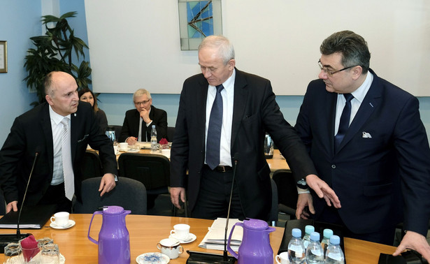 Minister energii Krzysztof Tchórzewski (C), sekretarz stanu w ME, pełnomocnik rządu ds. restrukturyzacji górnictwa węgla kamiennego Grzegorz Tobiszowski (P) i prezes KHW Tomasz Cudny (L)