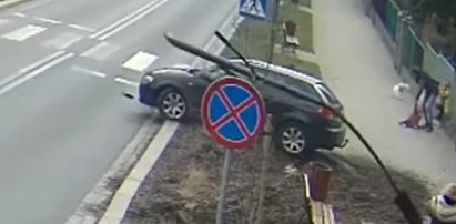 27-latek roztrzaskał auto o latarnię. Obok przechodziła kobieta z dziećmi. Ale to nie koniec [WIDEO]