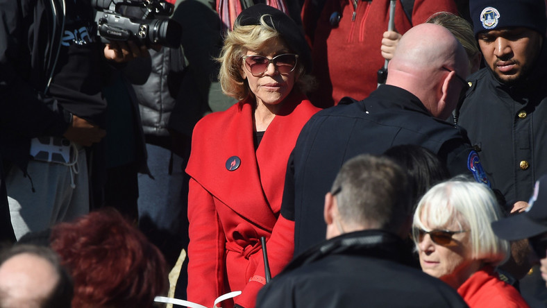 Jane Fonda została w piątek po raz drugi zatrzymana w Waszyngtonie za udział w proteście klimatycznym. Aktorka powiedziała AP, że w jej wieku aresztowanie sprawia kłopot, bo mając ręce w kajdankach, trudno jest wsiąść do policyjnego samochodu.