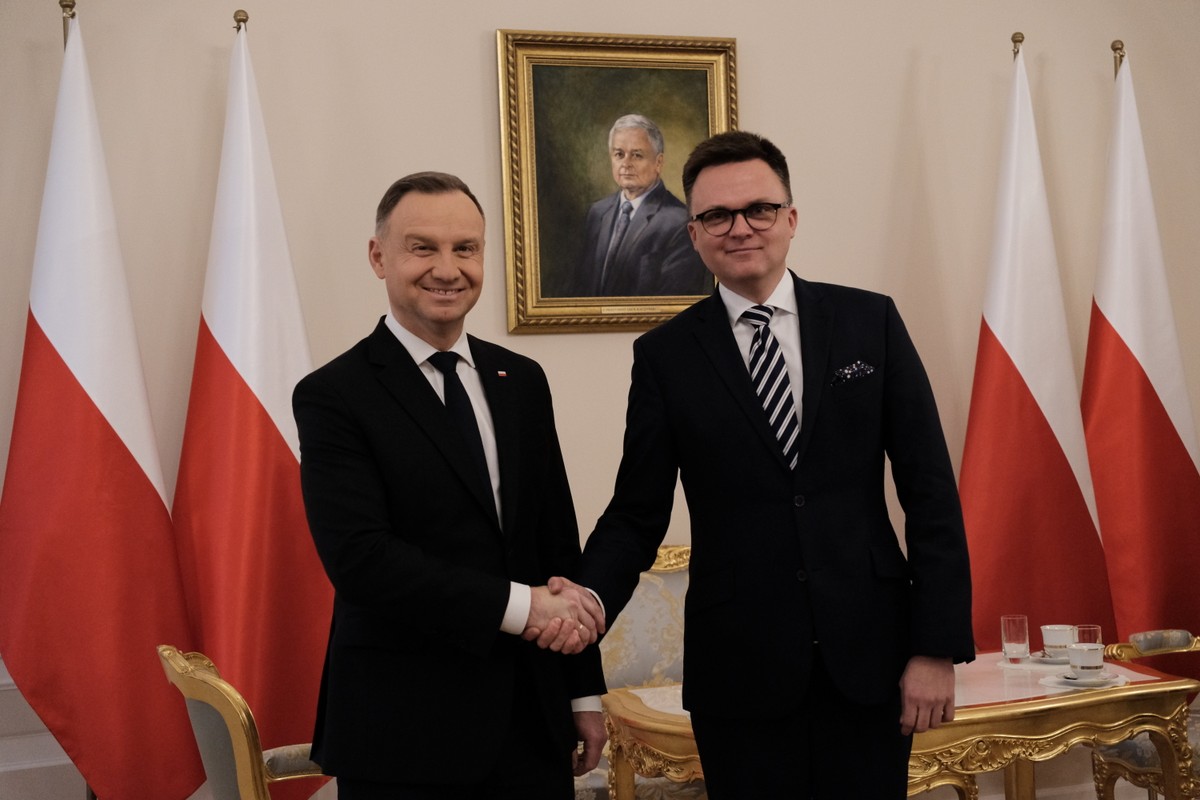Decyzja prezydenta o ponownym zastosowaniu prawa łaski porządkuje sytuację, ale w kwestii mandatów poselskich Mariusza Kamińskiego i Macieja Wąsika niczego nie zmienia - powiedział w czwartek marszałek Sejmu Szymon Hołownia.