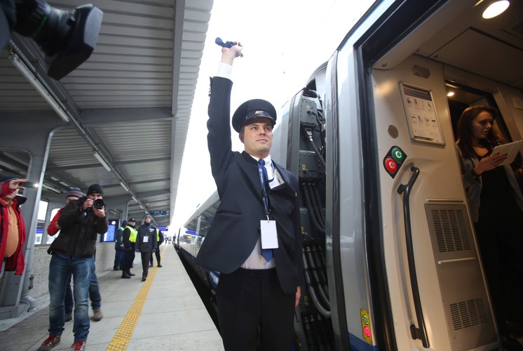 Pracownik obsługi pociągu (C) sygnalizuje odjazd pociągu Pendolino ze stacji Warszawa Wschodnia, 5 bm. Pociąg Express InterCity Premium z dziennikarzami i ekspertami spółek Grupy PKP przejedzie dzisiaj trasą Warszawa-Gdańsk-Warszawa.<br><br> (zuz) PAP/Leszek Szymański