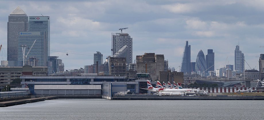 Do lat 60. XX wieku Canary Wharf było dzielnicą doków nad Tamizą. Z czasem obiekty portowe podupadły i straciły na znaczeniu. Dziś to centrum biurowe rywalizujące z londyńskim City