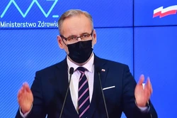 Dziennikarz wpisał objawy Covid-19, ale system nie skierował go na test. Co na to Niedzielski?