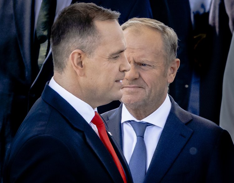 Karol Nawrocki i Donald Tusk podczas defilady wojskowej na Wisłostradzie