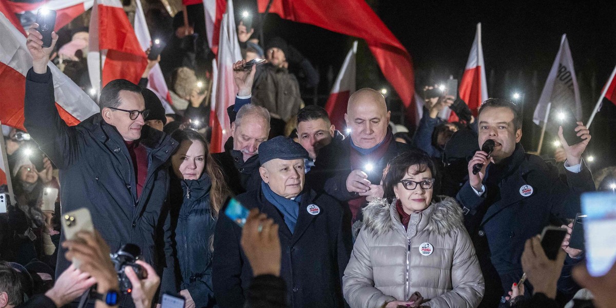 Politycy PiS z Jarosławem Kaczyńskim na czele. 