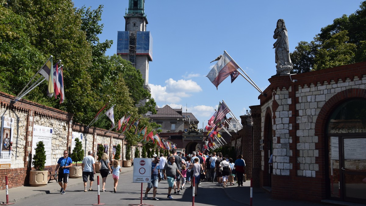 4,5 tys. pielgrzymów więcej w porównaniu z rokiem ubiegłym uczestniczyło w tegorocznych uroczystościach Matki Bożej Częstochowskiej – informuje biuro prasowe klasztoru na Jasnej Górze. Według danych podsumowujących drugi szczyt pielgrzymkowy, na Jasną Górę dotarło 100 pielgrzymek pieszych, gromadząc w sumie 36,5 tys. osób.