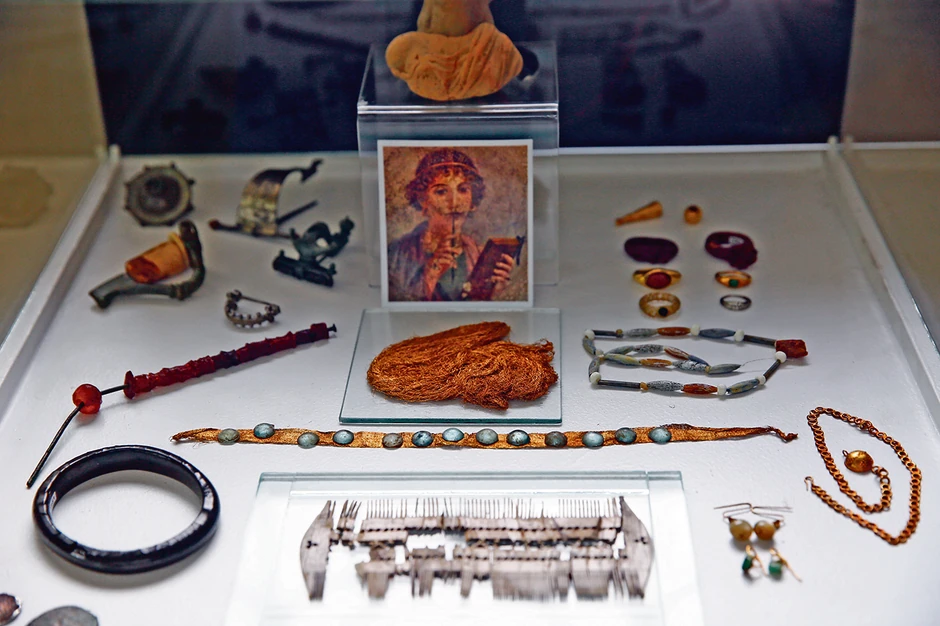 Delovi nakita iz rimskog doba, sa zlatnom mrežicom za kosu i češljem od drveta