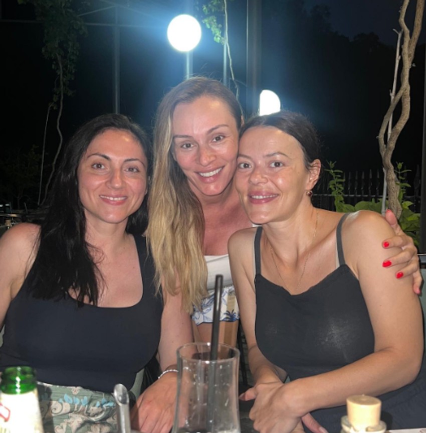 Anabela Atijas sa sestrama