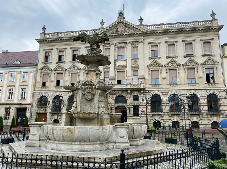 Plac Orła Białego i znajdująca się na nim fontanna. W tle Pałac "Pod Globusem"