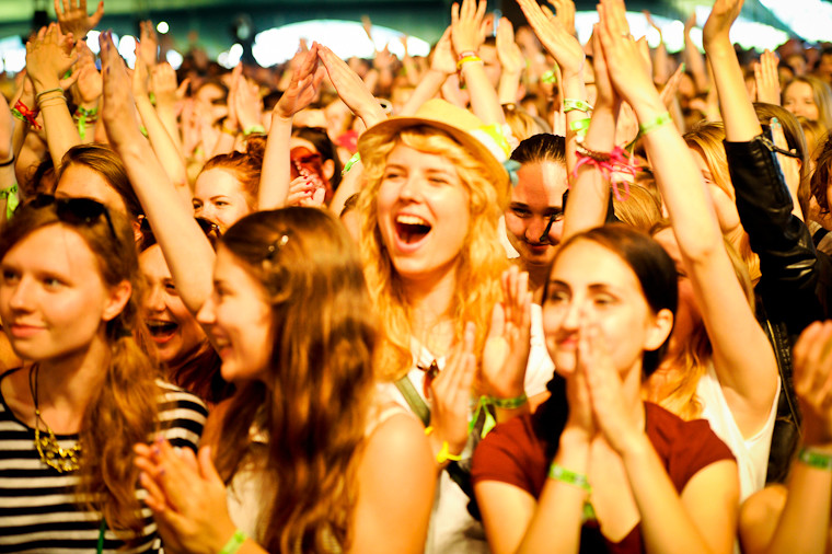 Publiczność pod sceną na festiwalu Heineken Open'er (fot. Artur Rawicz/Onet)