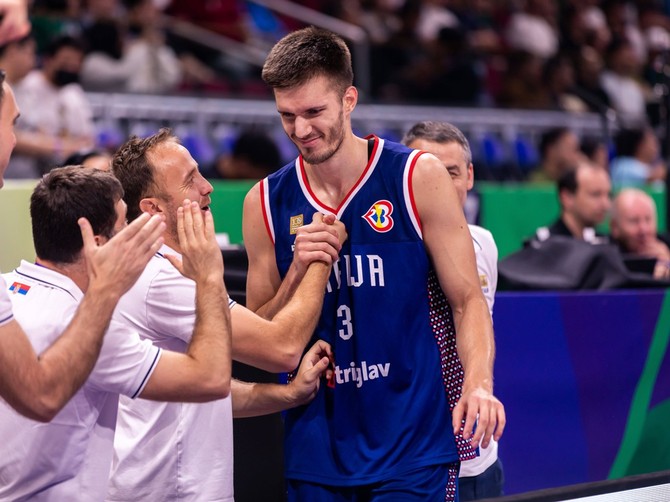Kako devojka našeg košarkaša Filipa Petruševa navija za našu reprezentaciju