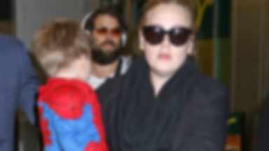 Adele z synkiem na lotnisku