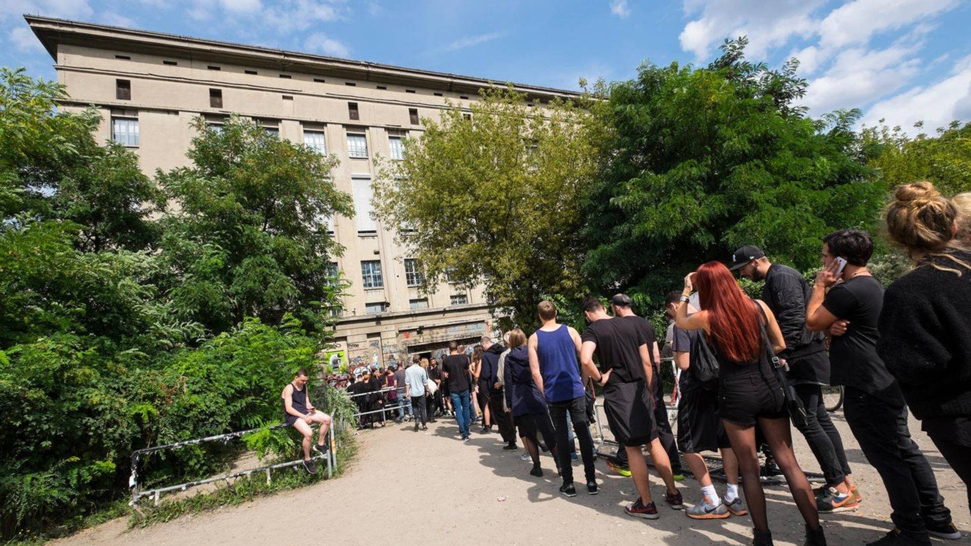 Red ispred Berghaina po paklenoj vrućini - pakleno dobra slika