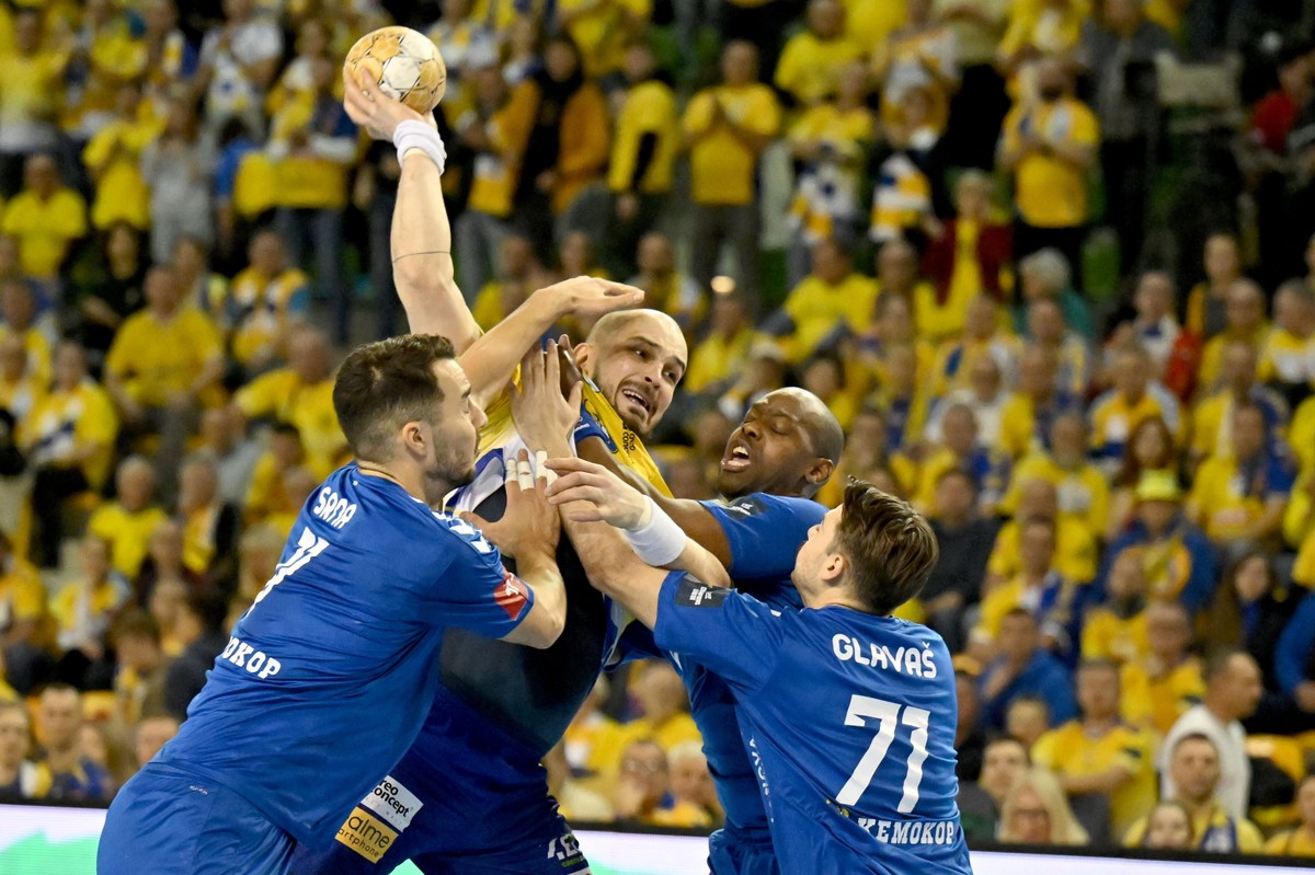 Zawodnicy: Arciom Karalek (C) z Industrii Kielce Zvonimir Srna (L) i Filip Glavas (P) i Yoel Cuni Morales (P-tył) z HC Zagrzeb. podczas meczu grupy A Ligi Mistrzów piłkarzy ręcznych