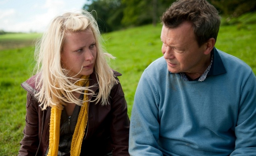 Agnieszka Żulewska<br /><br /> Intrygująca, budząca przemiennie podziw i lęk. Kolejne odkrycie Barbary Sass. W „W imieniu diabła”, w roli siostry Łucji, niewiele miała do zagrania, ale zrobiła to więcej niż dobrze. Platynowa blondynka prezentuje oryginalny, skandynawski typ urody. Ogrywała tę powierzchowność w roli Nadii, córki bohatera granego przez Jana Frycza w irlandzko-polskim „Sanctuary” Norah McGettigan, a chociaż nie dostała w tym filmie wielkich szans na psychologiczne rozwinięcie postaci, irlandzcy i brytyjscy krytycy i tak byli zachwyceni, pisząc o „enigmatycznej charyzmie polskiej piękności”. Tyle że Żulewska wcale nie chce być tylko „piękna”: interesują ją projekty autorskie, niepokojące tematy. Z powodzeniem gra w etiudach Jagody Szelc („Rytuał przejścia”, „Taki pejzaż”), stworzyła również emocjonujący erotyczny duet z Matyldą Paszczenko w odważnym, lesbijskim „Pocałunku” Filipa Gieldona. Czas na dużą rolę w fabule.