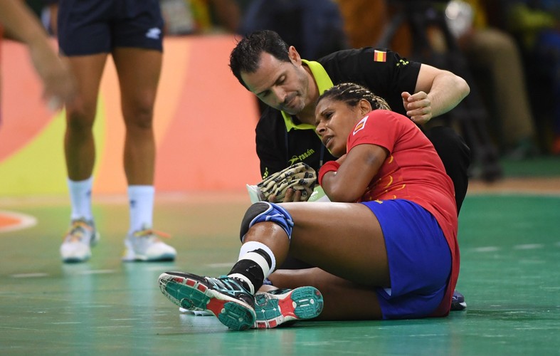 Męski sport? Nie dla nich! Te dziewczyny potrafią grać twardo, a czasem brutalnie