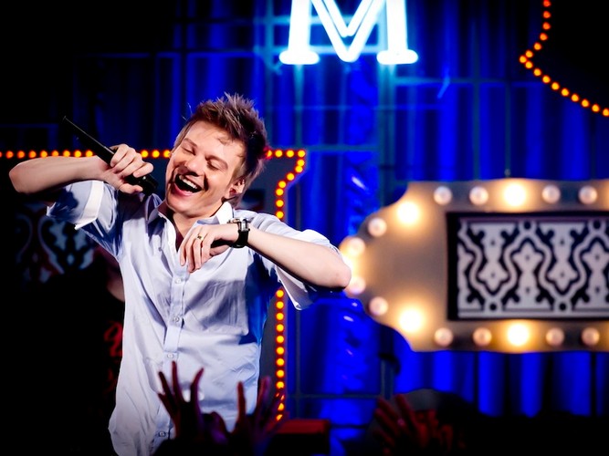 Występował w znanym w Brazylii zespole Grupo Tradiçăo, by roku 2008 rozpocząć karierę solową