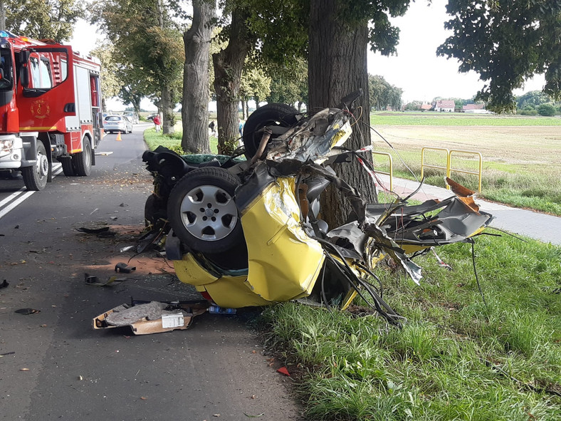 Śmiertelny wypadek pod Świebodzinem. Audi złożyło się jak resorak