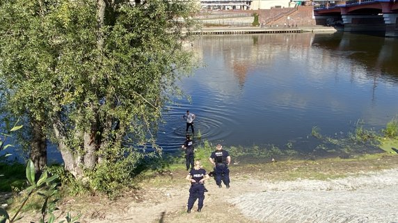 Młody mężczyzna uciekał przed policją. Przepłynął Wartę wpław