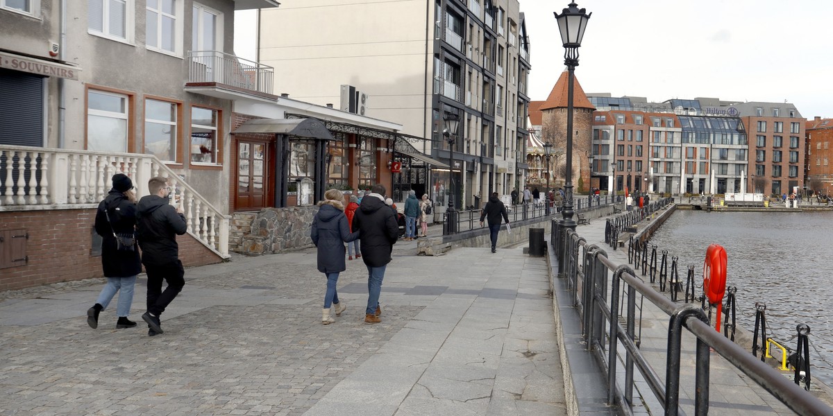 Nowa nawierzchnia na Długim i Rybackim Pobrzeżu będzie antypoślizgowa. Płyty będą z granitu w dwóch tonacjach szarości.