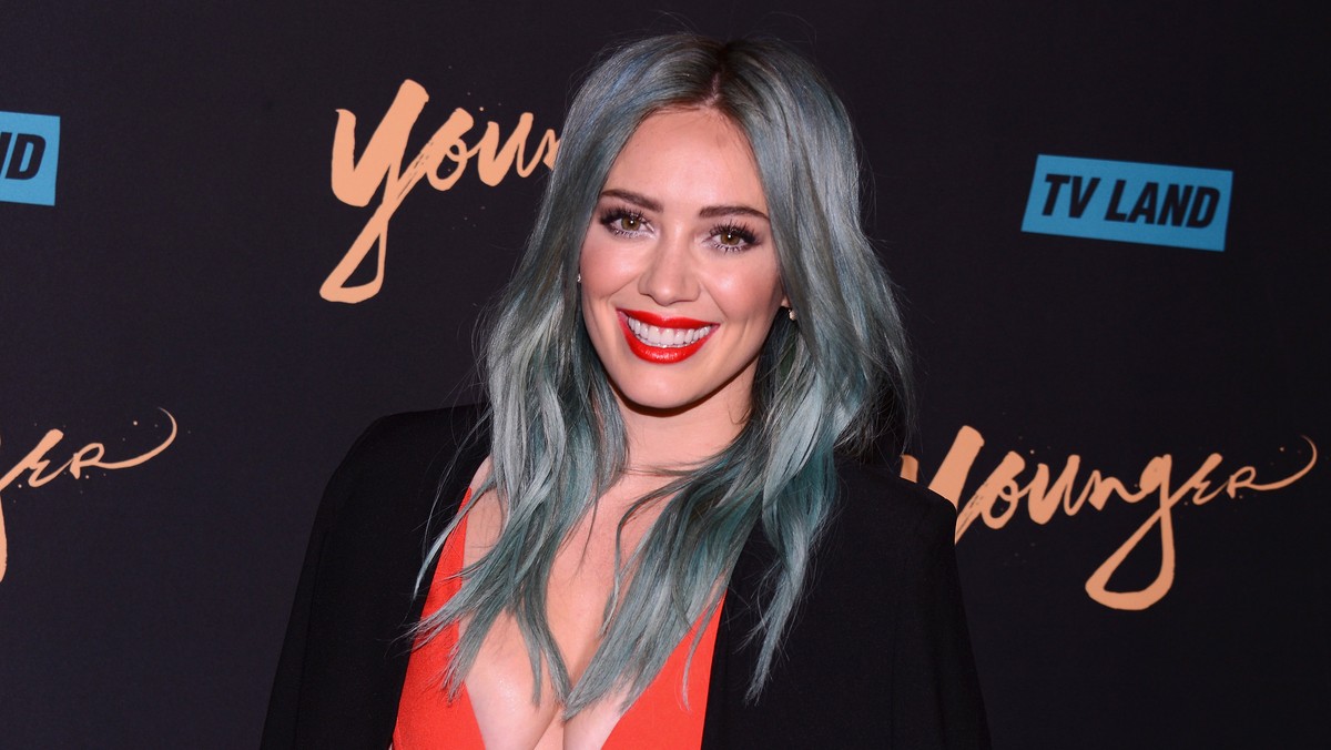 Odmieniona Hilary Duff na premierze serialu 