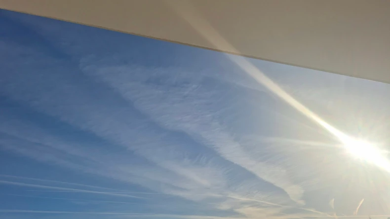 Beli tragova aviona na nebu