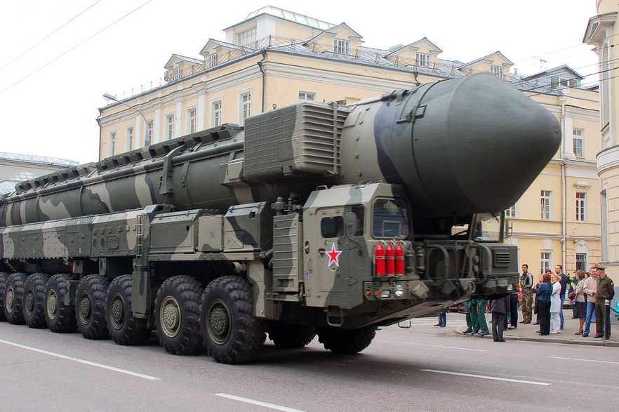 Rosyjska wyrzutnia rakiet Topol, zdolna do przenoszenia głowic jądrowych