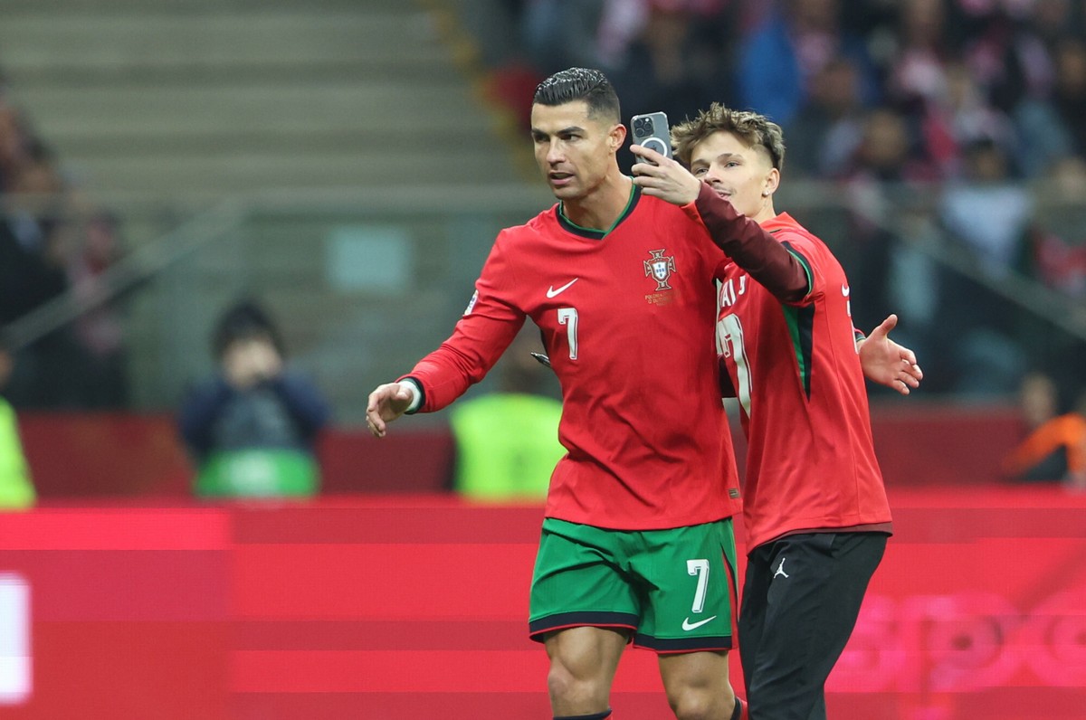 Cristiano Ronaldo i kibic na boisku robi selfi