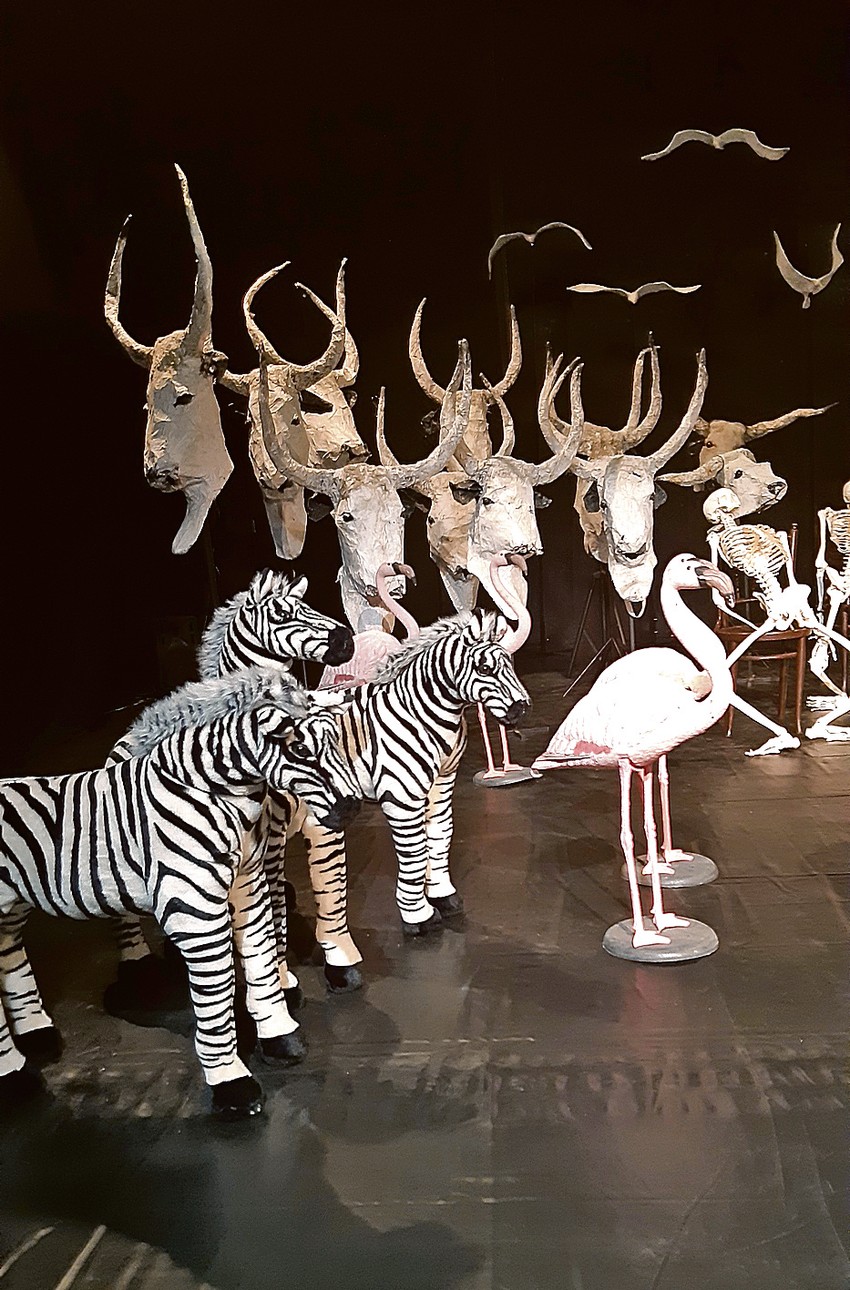 Glumci su se odrekli svih dramskih elemenata i predstavu nije dobro posmatrati u kontekstu konvencionalnog dramskog teatra