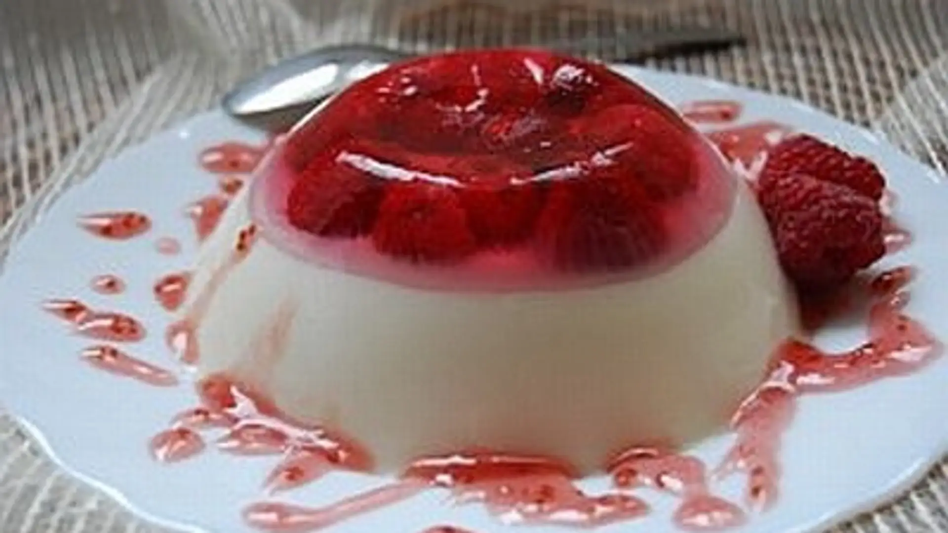 Panna cotta - przepis z galaretką i malinami