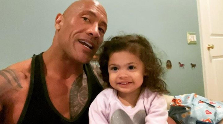 Dwayne Johnson igazán segítőkész apuka / Fotó: Northfoto