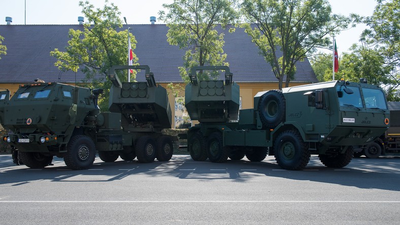 Porównanie amerykańskiej wyrzutni M142 HIMARS (po lewej) oraz osadzonej na Jelczu 3. generacji (po prawej) wyrzutni K239 Chunmoo.
