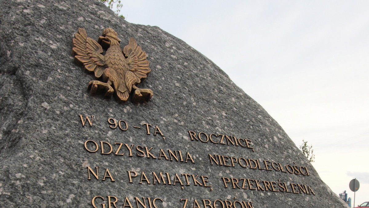 - Polskie władze poleciły znaleźć tych, którzy umieścili tablicę na obelisku w obozie śmierci Strzałkowo, miejscu rozprawienia się z 8000 rosyjskich żołnierzy - pisze dzisiaj rosyjski serwis Life News, który jako pierwszy poinformował o pojawieniu się tablicy. Powołując się na "anonimowe źródło w polskim MSZ", serwis informuje, iż strona polska podejrzewa, że tablicę mogli zawiesić "Rosjanie, którzy mieszkają w Polsce lub tacy, co przyjechali specjalnie z Rosji z zawczasu przygotowaną tablicą".
