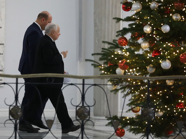 Prezes PiS Jarosław Kaczyński (P) i minister ds. Unii Europejskiej Szymon Szynkowski vel Sęk (L) w Sejmie w Warszawie