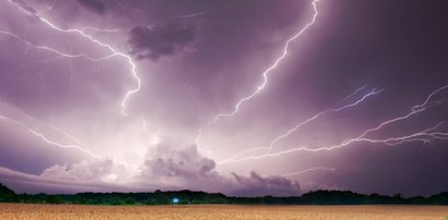 Z piorunami nie ma żartów! Jak przetrwać burzę?