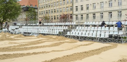 Plac Wolności zmienia się w arenę siatkówki plażowej