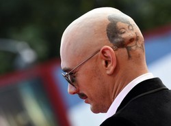 James Franco zaszokował Wenecję nową... (hmm) fryzurą [ZDJĘCIA]